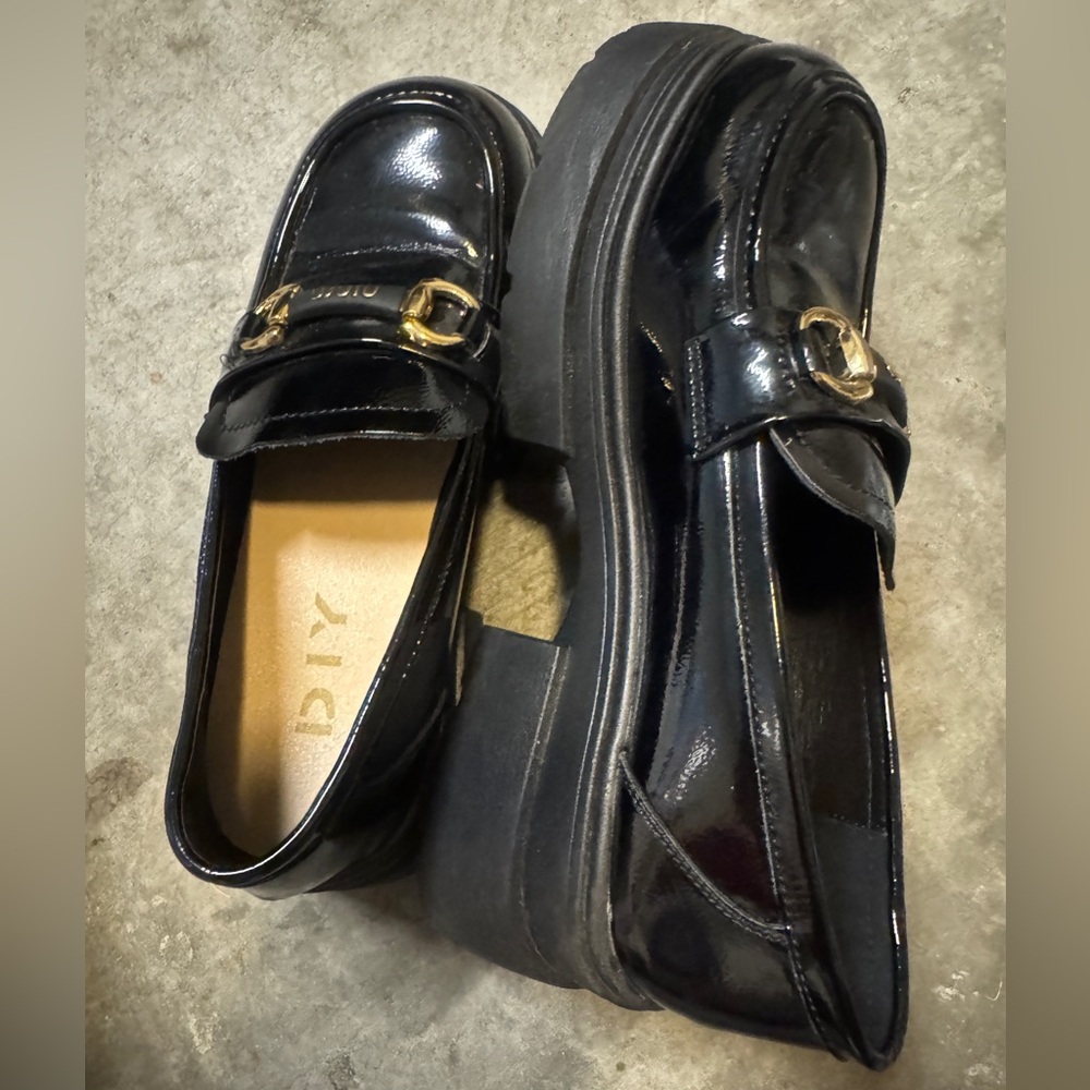 Women’s Genuine Leather Patent Loafers- Black, gold hardware, size7 ( almost new